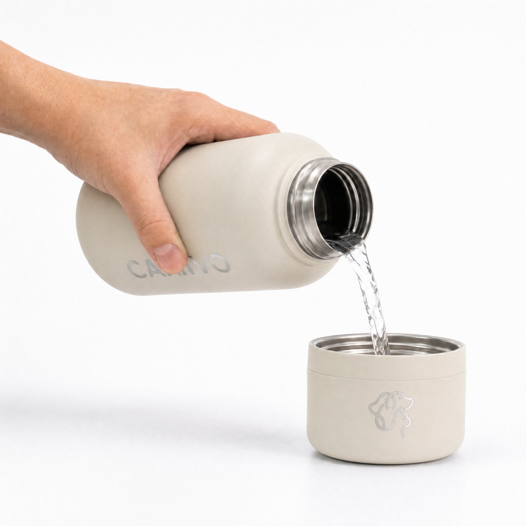 Wasser wird aus der Flasche in den Napf gegossen