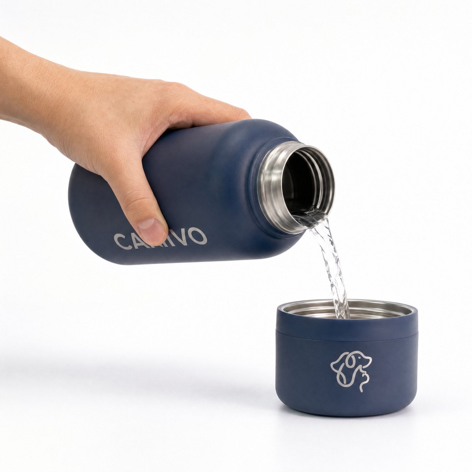 Wasser wird aus der Flasche in den Napf gegossen